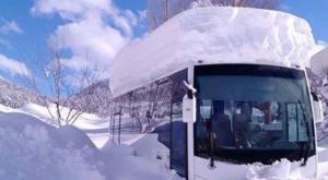 La nieve sorprende a los turistas en la popular isla de Mykonos